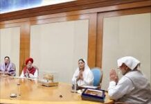 ਗਾਇਕਾ ਹਰਸ਼ਦੀਪ ਕੌਰ ਨੇ PM ਨਰਿੰਦਰ ਮੋਦੀ ਨਾਲ ਕੀਤੀ ਮੁਲਾਕਾਤ, ਤੋਹਫ਼ੇ ਵਜੋਂ ਸ੍ਰੀ ਦਰਬਾਰ ਸਾਹਿਬ ਦਾ ਮਾਡਲ ਸੌਂਪਿਆ, ਦੇਖੋ ਤਸਵੀਰਾਂ