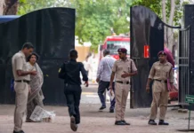 School Bomb Threat: ਬੰਬ ਦੀ ਧਮਕੀ ਪਿੱਛੋਂ ਇਨ੍ਹਾਂ ਸਕੂਲਾਂ ਵਿਚ ਛੁੱਟੀ, ਪ੍ਰੀਖਿਆ ਮੁਲਤਵੀ